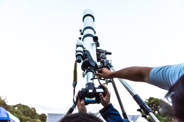 Teleskop ve DSLR kamerasıyla astronomi fotoğrafı çekmek.