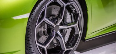 Lastik ve disk fren pedi kapaklı otomotiv alaşımı tekerlekleri, araba bakım servisi konsepti.