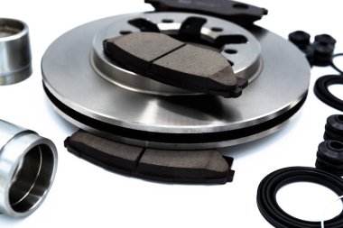 Otomotiv Disk fren pedleri sistemi, disk fren kalibreli piston, beyaz arkaplanda izole edilmiş disk fren tamir seti, araba bakım hizmeti konsepti.