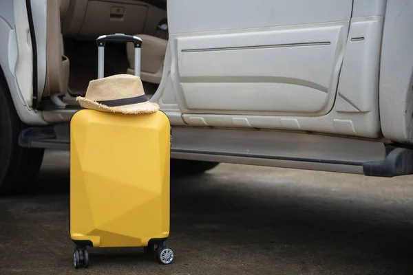 Koffer Mit Hut Und Auto Vorbereitung Oder Überprüfung Ihres Autos — Stockfoto