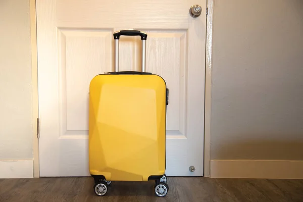 Gelber Reisekoffer Schlafzimmer Auf Dem Türhintergrund Erholungszeit Urlaub Wochenende Und — Stockfoto