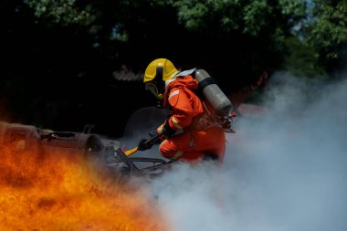 İtfaiyeci yangını durdurmak için itfaiyeci eğitimi alıyor. İtfaiyeci koruma için koruyucu şapka ve üniforma giyiyor. Kapana kısılmış sürücü ve yolcuları kurtarmak için baltayla arabaya giriyor..