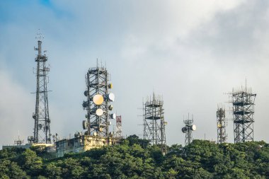 Antenli iletişim vericisi kulesi böyle bir cep telefonu kulesi, cep telefonu kulesi, telefon direği gibi açık mavi gökyüzü arka planında kopyalama alanı ile birlikte..