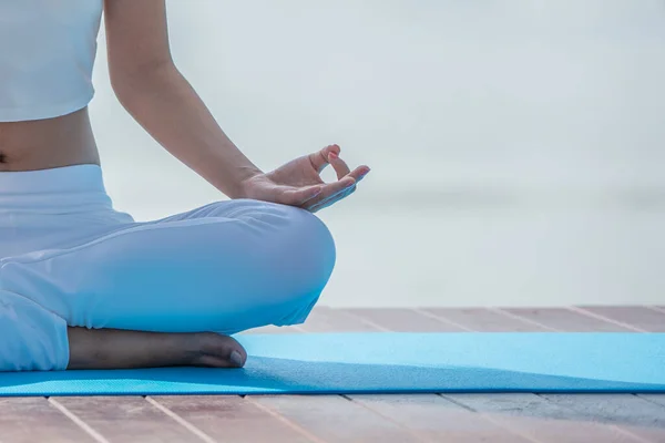 Vrouw Wit Yoga Pak Zitten Mediteren Ochtend Bij Het Meer — Stockfoto