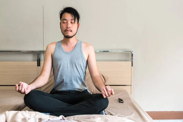 Man Meditál Ágyon Lefekvés Előtt Fénymásolás Hely — Stock Fotó