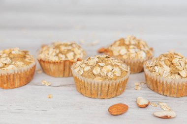 Mısır gevreği, yulaf ezmesi, beyaz ahşap masada muzlu kek. Ev yapımı kek..  