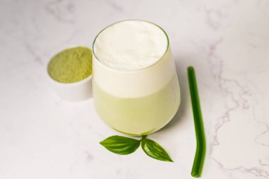  Sütlü kibrit sütlü beyaz mermer yüzeyli olsun.. 