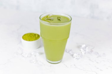 Japon kibritli latte, sütlü yeşil çay, arka planda bir kamışla soya sütü. Yeşil çay.. 