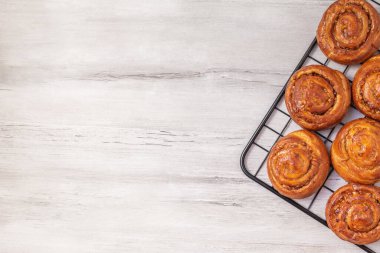 Tahtada tarçınlı çörekler. Fındıklı karamel çörekler. Lezzetli tatlı. 