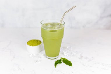 Japon kibritli latte, sütlü yeşil çay, arka planda bir kamışla soya sütü. Yeşil çay.. 