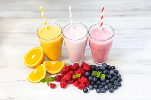 Renkli meyve suları, vitaminler, detoks ve diyet ile sağlıklı. Meyve, böğürtlen ve sebze suyu. Vegan gıda konsepti. Meyveli milkshake.. 
