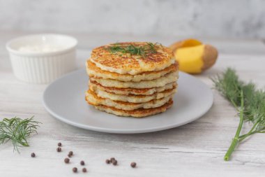 Ekşi kremalı ve dereotlu patatesli gözleme. Vejetaryen yemeği.. 