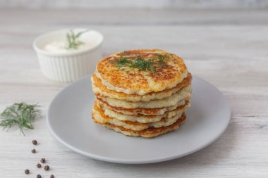 Ekşi kremalı ve dereotlu patatesli gözleme. Vejetaryen yemeği.. 