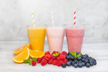 Renkli meyve suları, vitaminler, detoks ve diyet ile sağlıklı. Meyve, böğürtlen ve sebze suyu. Vegan gıda konsepti. Meyveli milkshake.. 