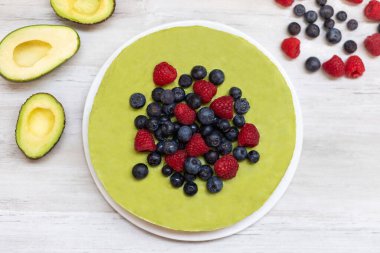 Lezzetli ev yapımı avokado ve yabanmersinli limonlu kek, ahududu ve sağlıklı vegan tarifleri. Sağlıklı kek.. 