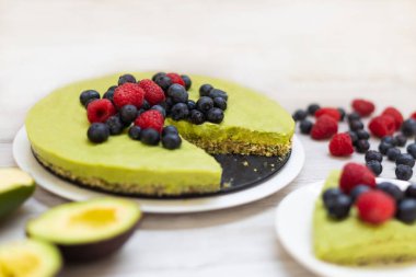 Lezzetli ev yapımı avokado ve yabanmersinli limonlu kek, ahududu ve sağlıklı vegan tarifleri. Sağlıklı kek.. 