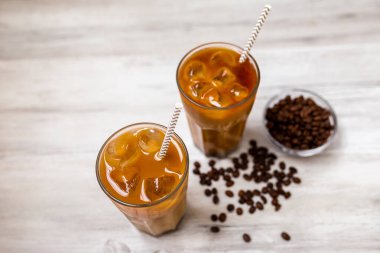 Büyük bardakta buzlu kahve. Ahşap arka planda fotokopi alanı olan soğuk bir yaz içeceği. Yazın ferahlatıcı bir içecek.. 