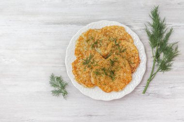 Ekşi kremalı ve dereotlu patatesli gözleme. Vejetaryen yemeği.. 