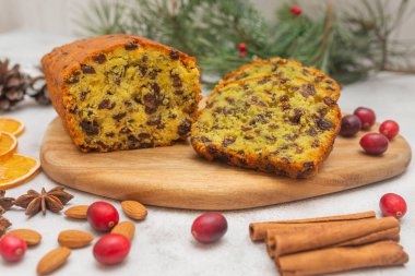 Geleneksel Noel pastası. Kuru üzümlü, tahta ve beyaz arka planda meyveler. Geleneksel meyveli ekmek. Ev yapımı kek.. 
