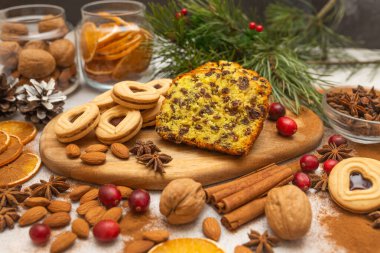 Geleneksel Noel pastası. Kuru üzümlü, tahta ve beyaz arka planda meyveler. Geleneksel meyveli ekmek. Ev yapımı kek.. 