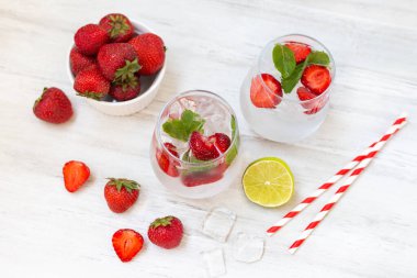 Çilekli, naneli ve limonlu su. Buz gibi yaz kokteyli ya da bardakta limonata. Detoks ve diyet. Yazın ferahlatıcı bir içecek.. 