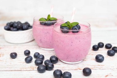 Smoothie, tatlı, yoğurt ya da böğürtlenli taze yaban mersinli milkshake 'ten oluşan sağlıklı bir kahvaltı. Sağlıklı gıda konsepti. 