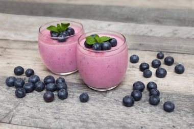 Smoothie, tatlı, yoğurt ya da böğürtlenli taze yaban mersinli milkshake 'ten oluşan sağlıklı bir kahvaltı. Sağlıklı gıda konsepti. 