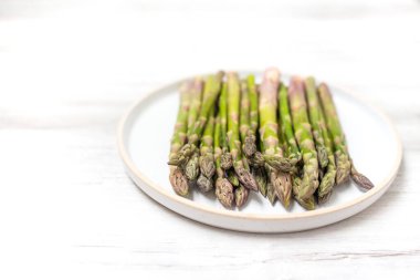Tahta masada bir sürü taze kuşkonmaz. Sağlıklı menü konsepti. Diyet yemek.. 