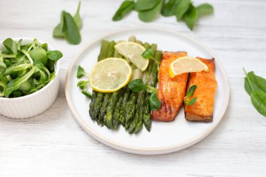 Salata ve limonlu fırında somon ve kuşkonmaz. Harika görünüyor. Beslenme yemeği.. 