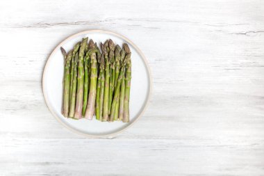Tahta masada bir sürü taze kuşkonmaz. Sağlıklı menü konsepti. Diyet yemek.. 