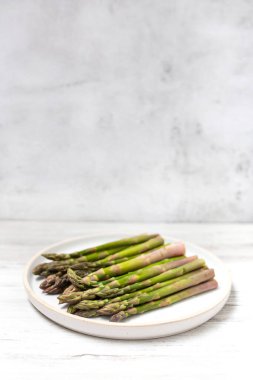 Tahta masada bir sürü taze kuşkonmaz. Sağlıklı menü konsepti. Diyet yemek.. 