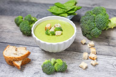 Brokoli kremalı çorba ahşap masada. Sağlıklı, diyet yiyecekler. Vejetaryen yemeği. Beslenme yemeği.. 