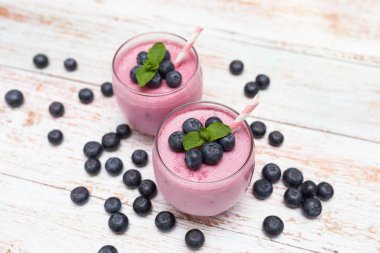 Smoothie, tatlı, yoğurt ya da böğürtlenli taze yaban mersinli milkshake 'ten oluşan sağlıklı bir kahvaltı. Sağlıklı gıda konsepti. 