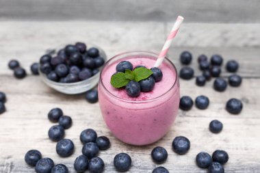 Smoothie, tatlı, yoğurt ya da böğürtlenli taze yaban mersinli milkshake 'ten oluşan sağlıklı bir kahvaltı. Sağlıklı gıda konsepti. 