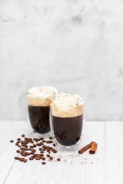 Açık ahşap bir masada kremalı sade kahve. İçecek tarifi. 