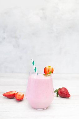 Meyve suyu, tatlı, yoğurt ya da beyaz ahşap masada taze çilekli milkshake. Beslenme yemeği. 