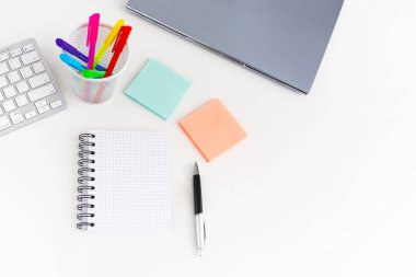 Ofis masasında malzemeler, yapışkan notlar ve renkli kalemler var. Kopyalama alanı olan üst görünüm. Düz yatıyordu. Zaman yönetimi. Ofis ve iş konsepti. 