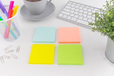 Ofis masasında malzemeler, yapışkan notlar ve renkli kalemler var. Kopyalama alanı olan üst görünüm. Düz yatıyordu. Zaman yönetimi. Ofis ve iş konsepti. 