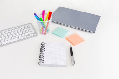 Ofis masasında malzemeler, yapışkan notlar ve renkli kalemler var. Kopyalama alanı olan üst görünüm. Düz yatıyordu. Zaman yönetimi. Ofis ve iş konsepti. 