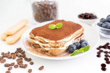 Ev yapımı tiramisu keki. Yemek arkaplanı. Beyaz arka plan. Tatlı İtalyan tatlısı. Ev yapımı tarif. 