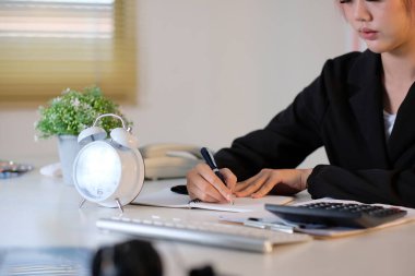 Ofis Masası çalışan kadın