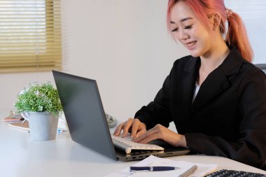 Bilgisayarla yakın çekim yapan kadın, iş kadını ya da öğrenci kız evde dizüstü bilgisayar kullanıyor, çevrimiçi öğrenim, internet pazarlaması, evden, işyerinden serbest çalışma kavramı