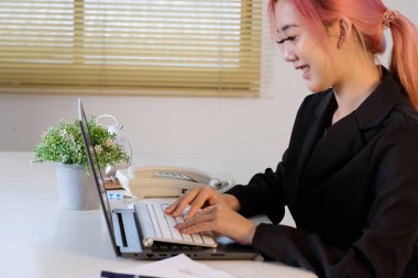 Bilgisayarla yakın çekim yapan kadın, iş kadını ya da öğrenci kız evde dizüstü bilgisayar kullanıyor, çevrimiçi öğrenim, internet pazarlaması, evden, işyerinden serbest çalışma kavramı