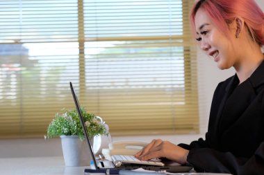 Bilgisayarla yakın çekim yapan kadın, iş kadını ya da öğrenci kız evde dizüstü bilgisayar kullanıyor, çevrimiçi öğrenim, internet pazarlaması, evden, işyerinden serbest çalışma kavramı