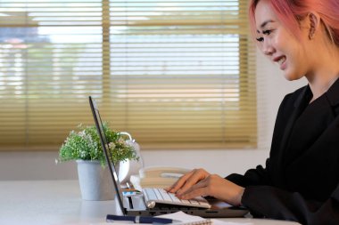 Bilgisayarla yakın çekim yapan kadın, iş kadını ya da öğrenci kız evde dizüstü bilgisayar kullanıyor, çevrimiçi öğrenim, internet pazarlaması, evden, işyerinden serbest çalışma kavramı