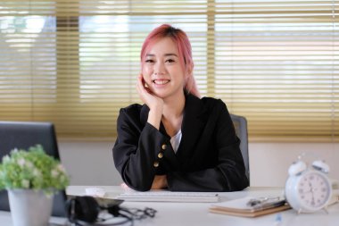 Bilgisayarla yakın çekim yapan kadın, iş kadını ya da öğrenci kız evde dizüstü bilgisayar kullanıyor, çevrimiçi öğrenim, internet pazarlaması, evden, işyerinden serbest çalışma kavramı