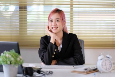 Bilgisayarla yakın çekim yapan kadın, iş kadını ya da öğrenci kız evde dizüstü bilgisayar kullanıyor, çevrimiçi öğrenim, internet pazarlaması, evden, işyerinden serbest çalışma kavramı