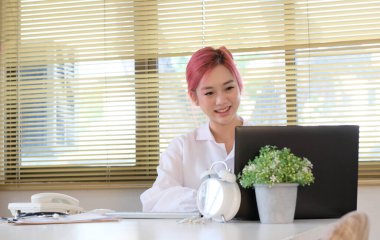 Tıp bürosundaki bilgisayarda çalışan kadın doktor.