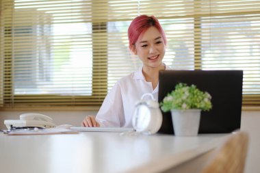 Tıp bürosundaki bilgisayarda çalışan kadın doktor.