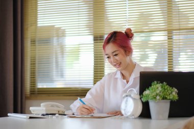 Tıp bürosundaki bilgisayarda çalışan kadın doktor.